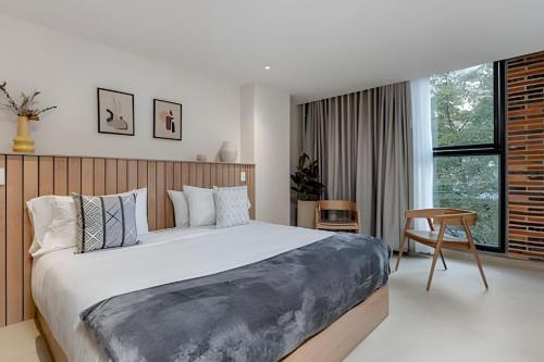Postel nebo postele na pokoji v ubytování Solei Loft 302 - Elegant Oasis: Loft/Jacuzzi/AC