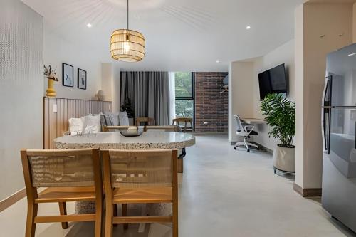 Μια τηλεόραση ή/και κέντρο ψυχαγωγίας στο Solei Loft 302 - Elegant Oasis: Loft/Jacuzzi/AC