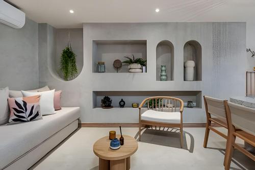 Χώρος καθιστικού στο Solei Loft 302 - Elegant Oasis: Loft/Jacuzzi/AC