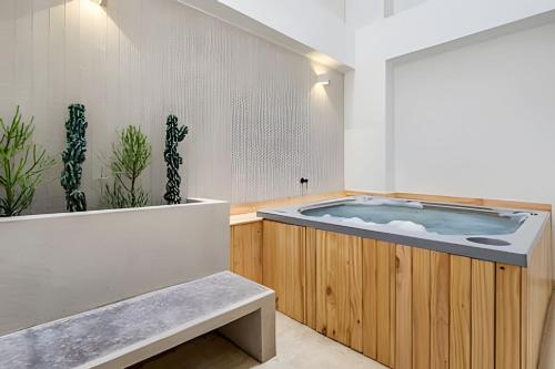 Φωτογραφία από το άλμπουμ του Solei Loft 302 - Elegant Oasis: Loft/Jacuzzi/AC σε El Poblado