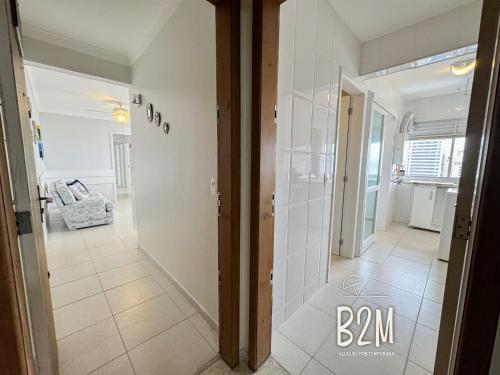 a hallway with a walk in shower in a house at Amplo apartamento no coração da Cidade, quadra mar in Piçarras