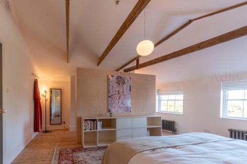 ein Schlafzimmer mit einem Bett und einem Bücherregal in der Unterkunft Georgian Luxury Margate Tnhouse Sleeps 11 By Adliv in Margate