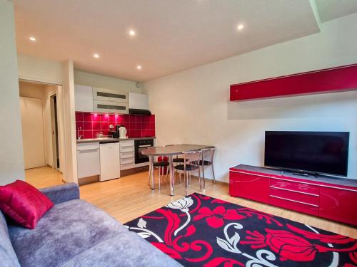 un salon avec un canapé et une table et une cuisine dans l'établissement Studio Renové, Proche Pistes, Équipé pour 4, Flaine Forêt - FR-1-425-167, à Flaine