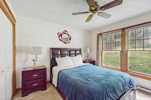 Un dormitorio con una cama y un ventilador de techo. en Northridge 410, en Tannersville