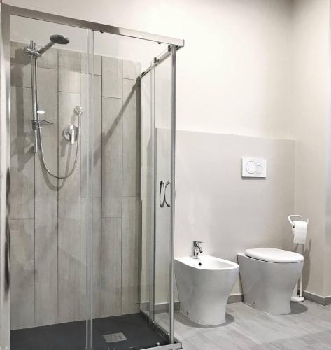 a bathroom with a shower and a toilet and a sink at Bilocale Vega-Intero appartamento ad uso esclusivo by Appartamenti Petrucci by Appartamenti Petrucci in Foligno