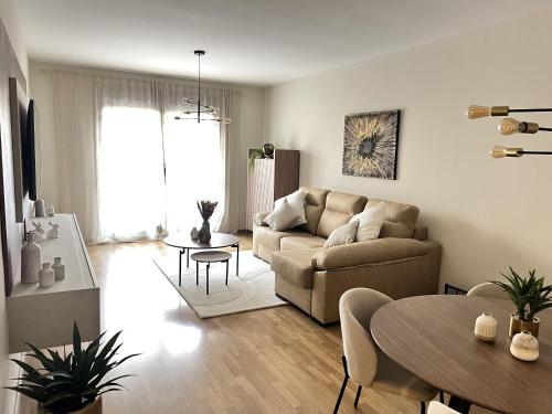 a living room with a couch and a table at Apartamento cerca Universidad de Albacete in Albacete