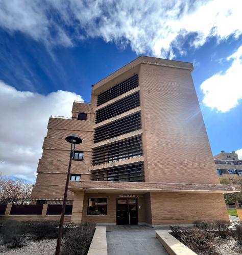 a tall building with a sky in the background at Apartamento cerca Universidad de Albacete in Albacete