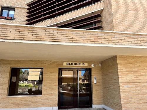 a brick building with a sign that reads phone b at Apartamento cerca Universidad de Albacete in Albacete