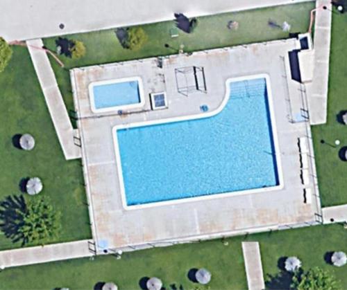an overhead view of a large swimming pool at Apartamento cerca Universidad de Albacete in Albacete