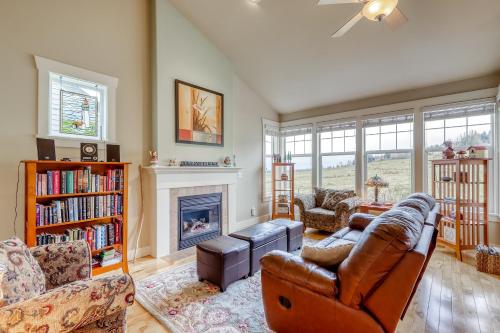 a living room with a couch and a fireplace at Bonne Chance Cottage in Sequim
