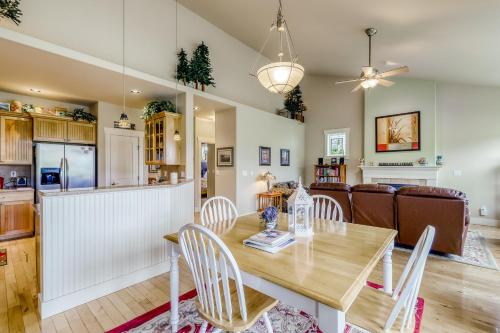 a dining room and kitchen with a table and chairs at Bonne Chance Cottage in Sequim