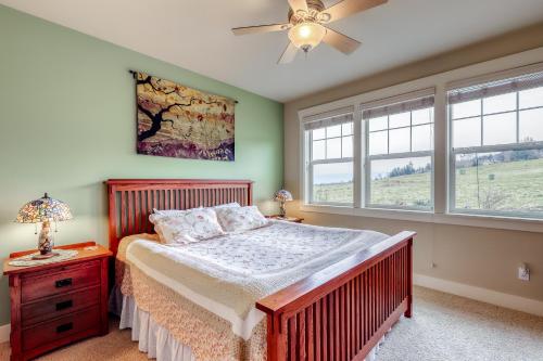une chambre avec un lit et un ventilateur de plafond dans l'établissement Bonne Chance Cottage, à Sequim