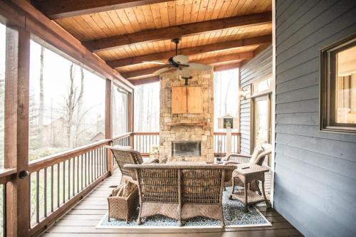 porche cubierto con chimenea de piedra en Apple Valley Chateau Mountain Getaway, en Hendersonville