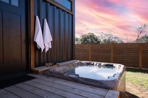 Fotografie z fotogalerie ubytování Contained In Gruene Midnight Edition Spa-Outdoor Shower v destinaci New Braunfels