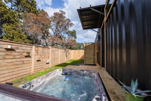 Fotografie z fotogalerie ubytování Contained In Gruene Midnight Edition Spa-Outdoor Shower v destinaci New Braunfels