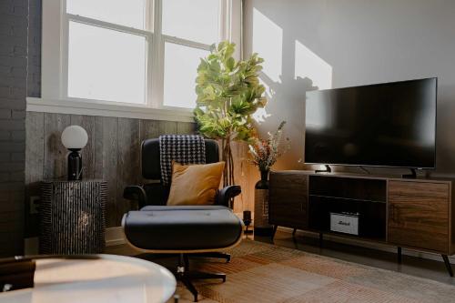 Телевизор и/или развлекательный центр в Modern Industrial Loft for Two