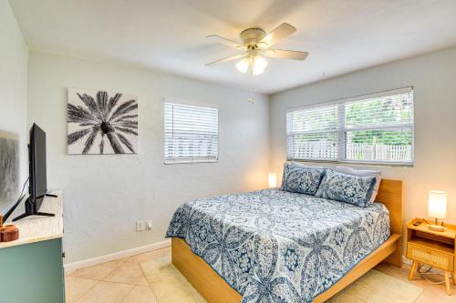 Ormond-by-the-SeaにあるWalk to Shore and Pier Family Home in Ormond Beachのベッドと天井扇風機のある寝室