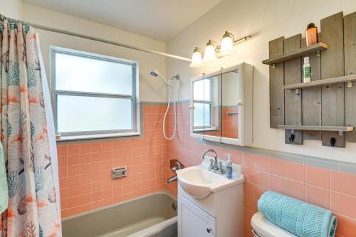 Ormond-by-the-SeaにあるWalk to Shore and Pier Family Home in Ormond Beachの洗面台とトイレ付きのバスルーム