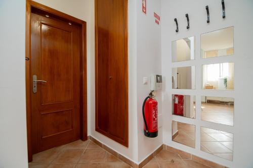 une chambre dotée d'une bouche d'incendie à côté d'une porte dans l'établissement Alvor Prime BeachStudio, à Alvor