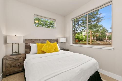 Giường trong phòng chung tại Old Town Modern New Build - Rooftop Spa with Mtn Views!