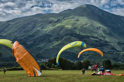 a group of people flying kites in a field at Chalet cosy Vallée d’Aspe in Accous