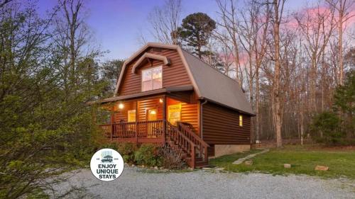Rising FawnにあるPeak of Perfection at Cabins in the Cloudsのポーチと「Avid House Club」と書かれた看板のある丸太小屋