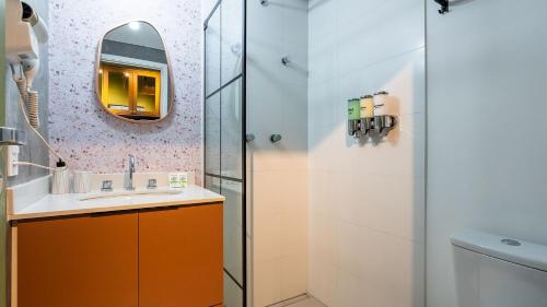 a bathroom with a sink and a shower at Studios modernos e luxuosos na Vila Buarque com piscina no Rooftop in Sao Paulo