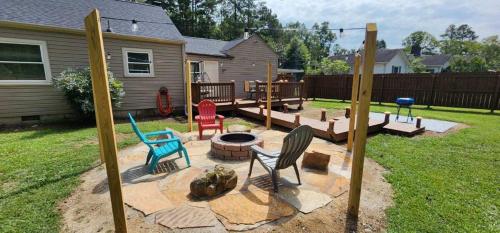 Fantasy HillsにあるCreek Valley House that's cozy quiet and peacefulの中庭のパティオ(椅子付)とファイヤーピット付