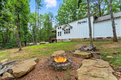 Un jardín fuera de The Hemlock Hideaway tiny home