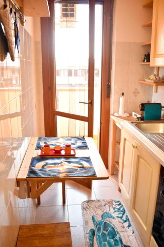 a kitchen with a table with tomatoes on it at Al Delfino Blu in Aurelia