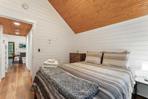 Postel nebo postele na pokoji v ubytování The Hickory Tiny Home in Menlo