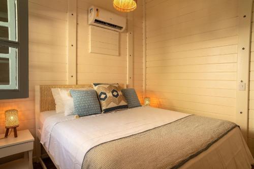 a bedroom with a bed in a room at FlowHouse Jeri - Hotel & Coworking in Jericoacoara