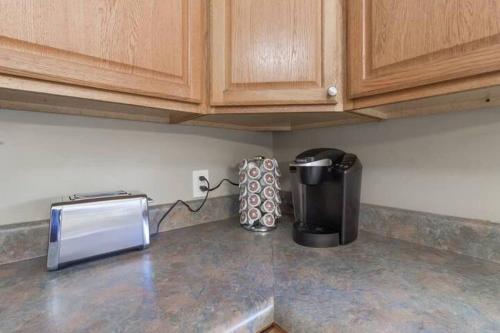 Cuisine ou kitchenette dans l'établissement Travis' Place - Convenient and Affordable Location