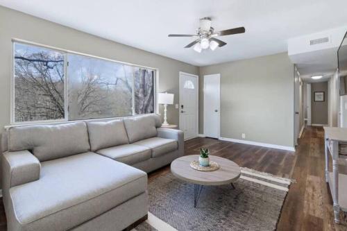 Coin salon dans l'établissement Travis' Place - Convenient and Affordable Location