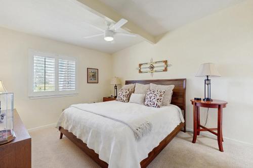 Un dormitorio con una cama y un ventilador de techo. en Wild Turkey Condos, Unit 5, en Sedona