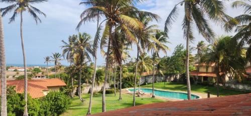 een uitzicht op een resort met palmbomen en een zwembad bij Villaggio Lagoa Das Palmeiras in Aquiraz