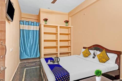 Postel nebo postele na pokoji v ubytování Hotel O Sree Krishna