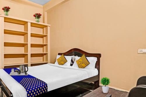 Postel nebo postele na pokoji v ubytování Hotel O Sree Krishna