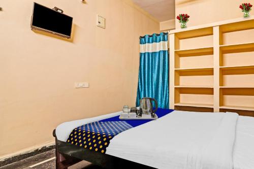 Postel nebo postele na pokoji v ubytování Hotel O Sree Krishna