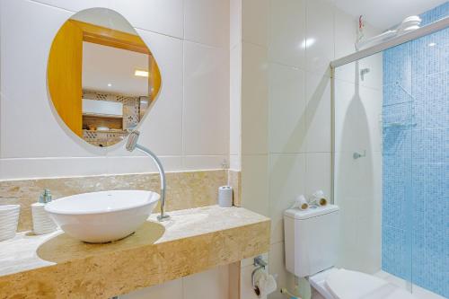 イタシミリンにあるIT110 Excelente Apto Pé na Areia 2/4 - Itacimirimの洗面台、鏡、トイレ付きのバスルーム