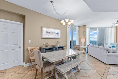 una sala da pranzo con un tavolo e un divano di Lighthouse 1004 a Gulf Shores