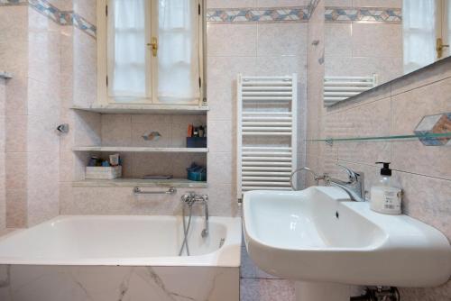 a bathroom with a sink and a bath tub at Fiordalisi in Rapallo