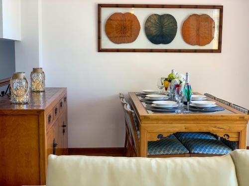 エステポナにあるCasa Lotoのダイニングルーム(テーブル、皿付)
