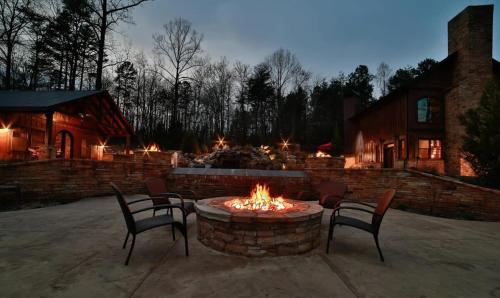 una hoguera en un patio con sillas alrededor en Mountainside Manor l Custom pool & movie theater, en Cleveland