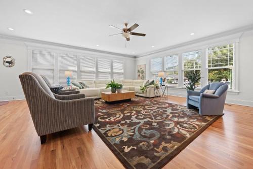 a living room with couches and a rug at Luxury Retreat in Red Bank TN in Chattanooga