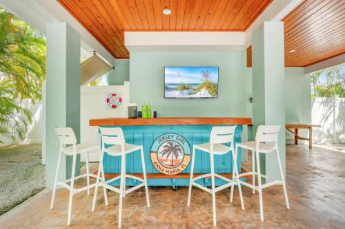 Televiisor ja/või meelelahutuskeskus majutusasutuses Jersey Gal home