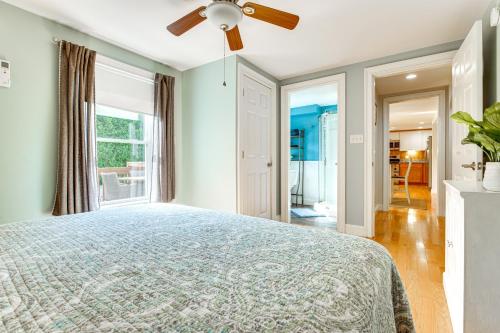 Ένα ή περισσότερα κρεβάτια σε δωμάτιο στο Downtown Ogunquit Home 1 Mi to Beach!