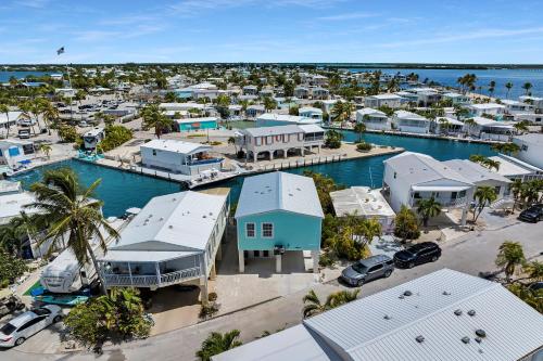 Una vista aérea de un puerto con casas y coches. en Serenity Now Seaside Escape - Brand New Build!, en Cudjoe Key