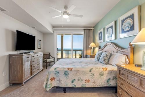 キル・デビル・ヒルズにあるSC303 - Seaside Dreamのベッドと薄型テレビのある寝室