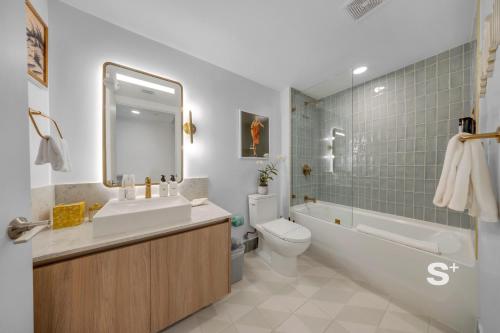Ένα μπάνιο στο Stylish City Condo in the Heart of Downtown Miami